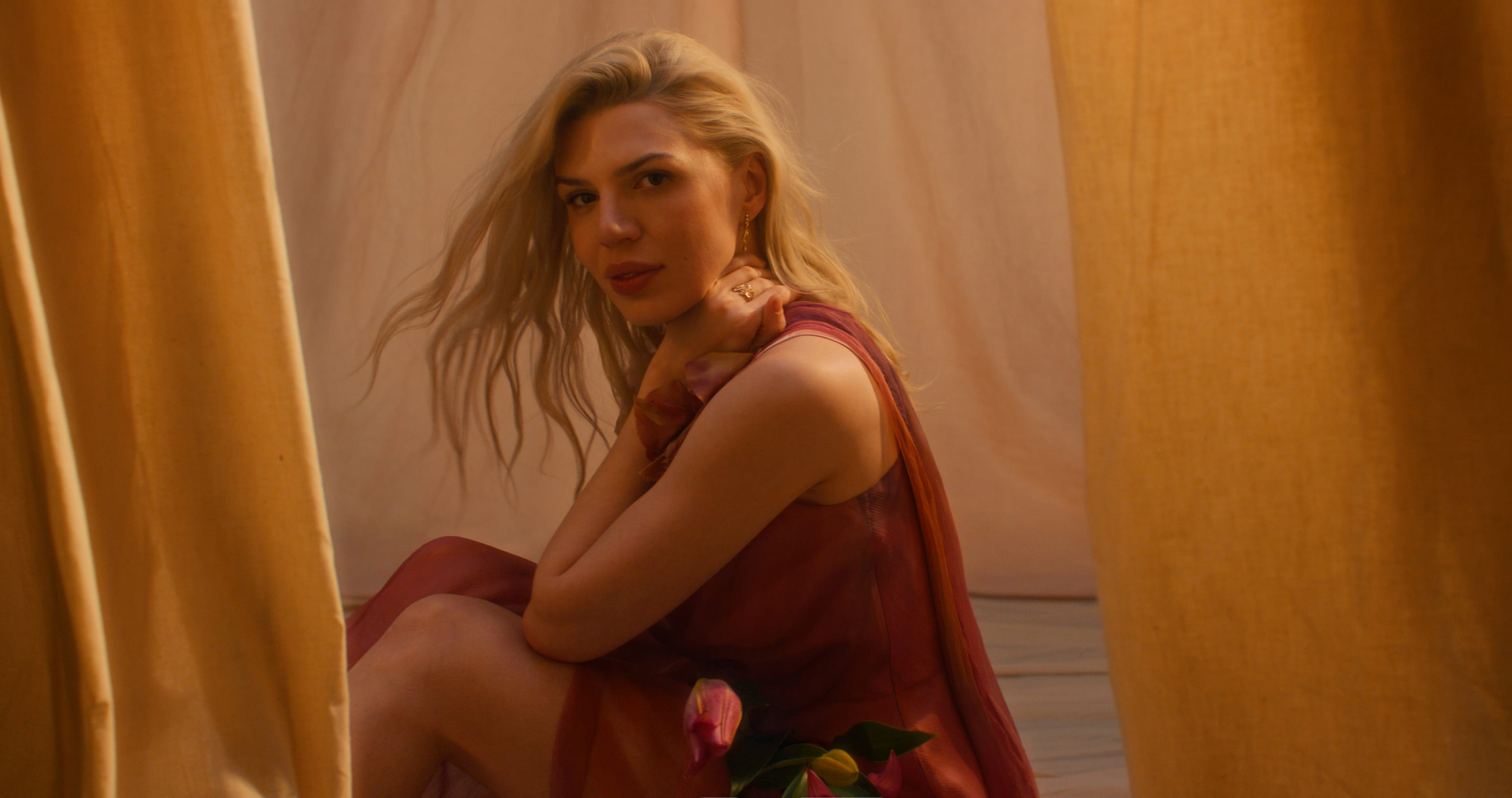 Образ Марти Сирко у прикрасах, створених спільно з Kochut, постер колекції «7 Мов любові»