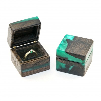 Krabička na prsten «Múza». Bahenní dub, zelená epoxidová pryskyřice