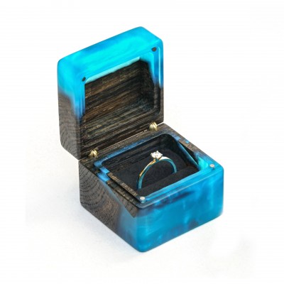 Krabička na prsten «Múza». Bahenní dub, modrá epoxidová pryskyřice