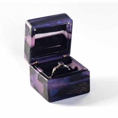 Krabička na prsten «Múza». Bahenní dub, fialová epoxidová pryskyřice