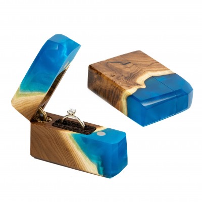 Krabička «Záblesk». Olivové dřevo / jilm, modrá epoxidová pryskyřice