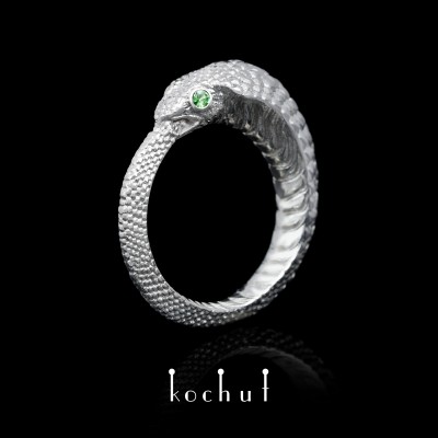 Prsten «Uroboros». Stříbro, zelené granáty, bílé rhodium