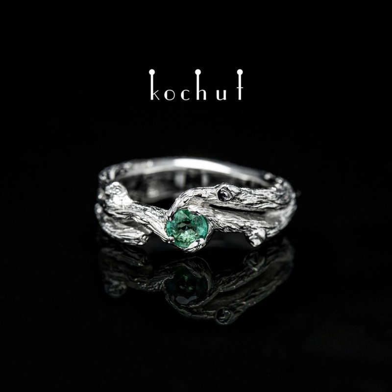 Prsten «Větvička». Stříbro, bílé rhodium, smaragd