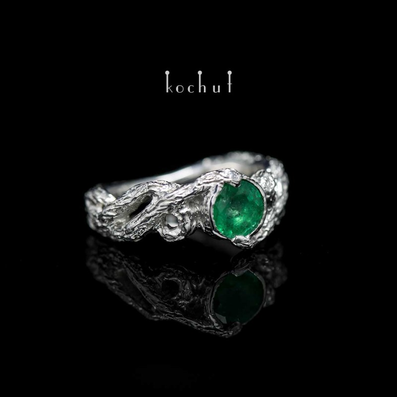 Prsten «Propletení». Stříbro, bílé rhodium, smaragd