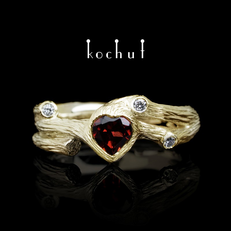 Ring «Heart of the forest». Yellow gold, red garnet, diamonds