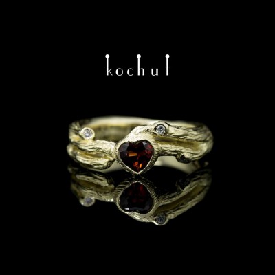 Ring «Heart of the forest». Yellow gold, red garnet, diamonds