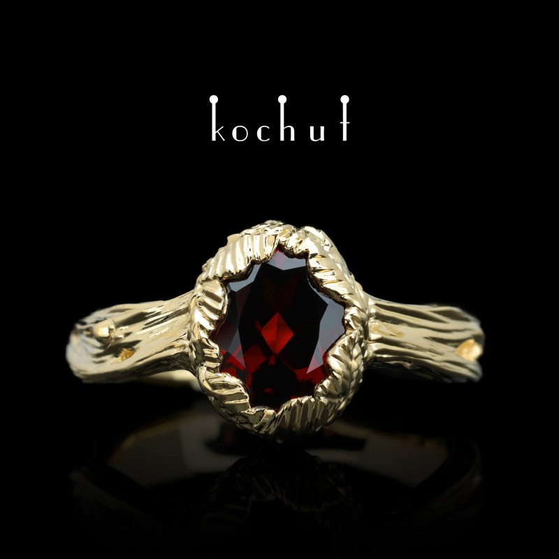 Ring «The source of life.» Yellow gold, red garnet