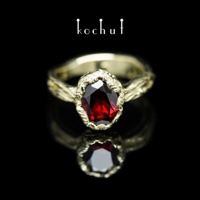 Ring «The source of life.» Yellow gold, red garnet