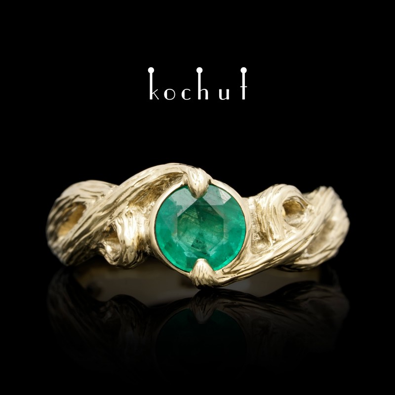 Ring «Entwine». Yellow gold, emerald