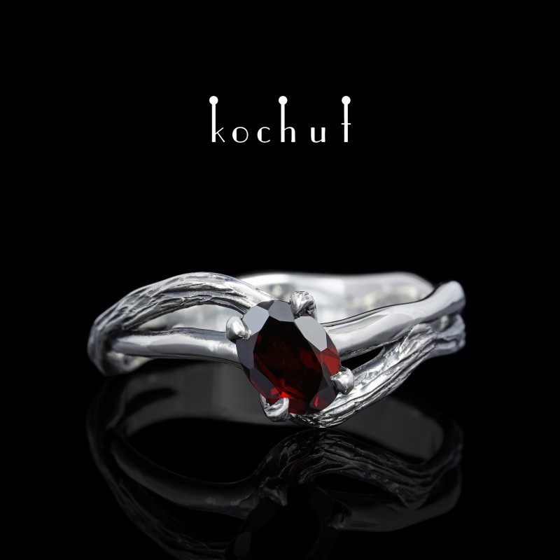 Prsten «Lignum». Stříbro, granát, oxidace