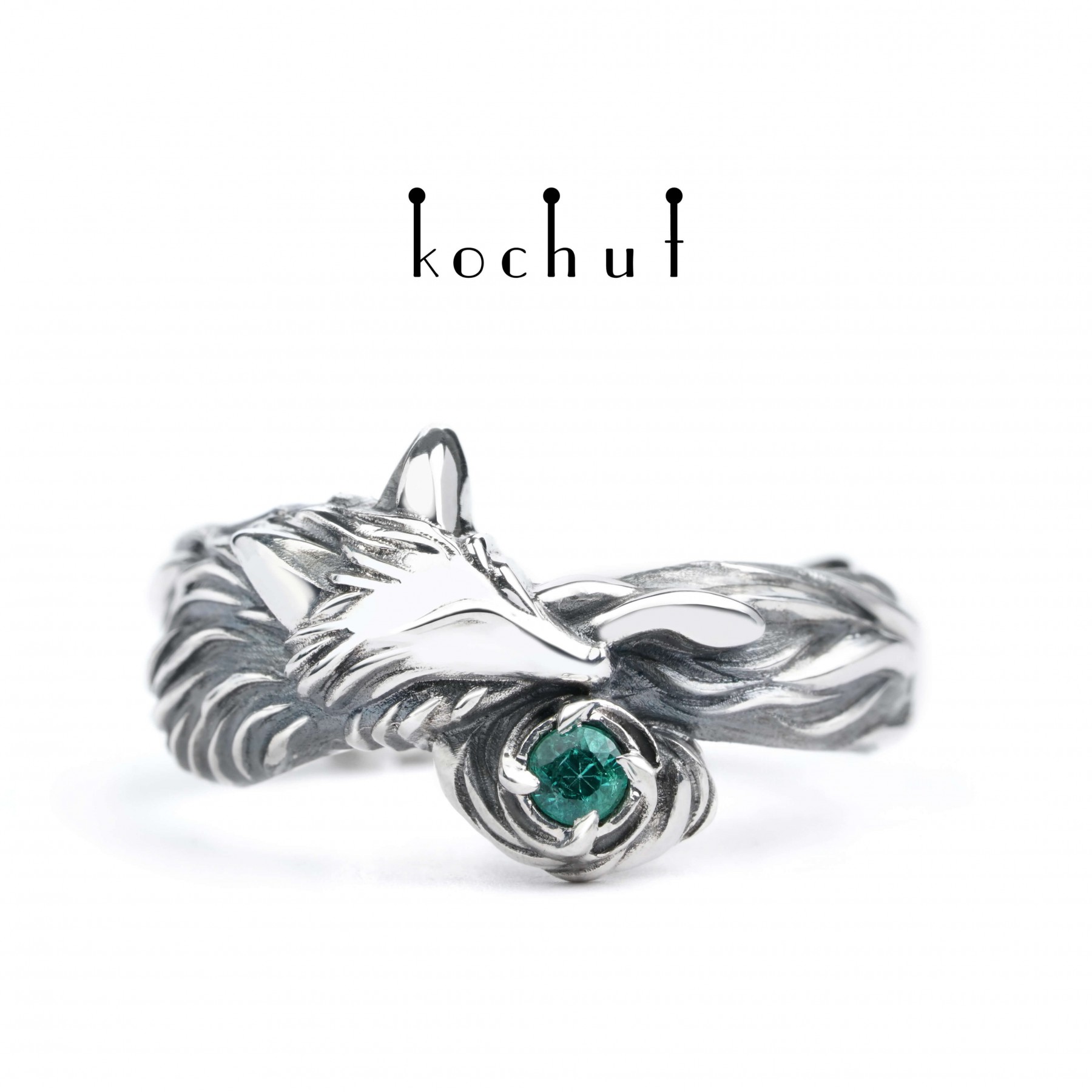 Ring The Little Fox | Silver, oxidation, emerald