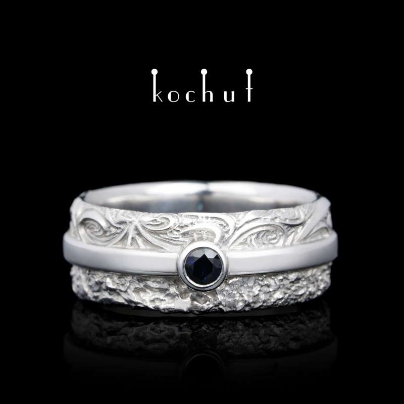 Snubní prsten «V radosti i ve smutku». Stříbro, bílé rhodium, safír