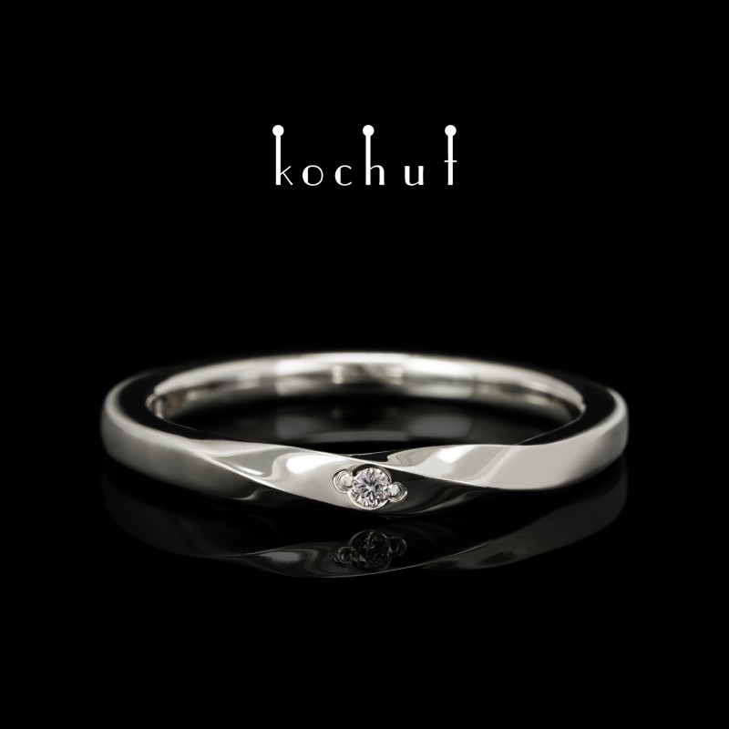 Зауженное обручальное кольцо «Лента Мёбиуса». Белое золото, бриллиант, белый родий