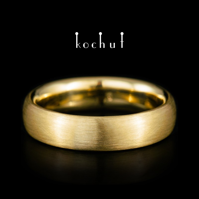 Классическое обручальное кольцо с матовой поверхностью. Желтое золото