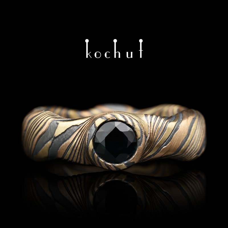 Seamless ring mokume «Northern Lights». Red and yellow gold, silver, oxidation, sapphire