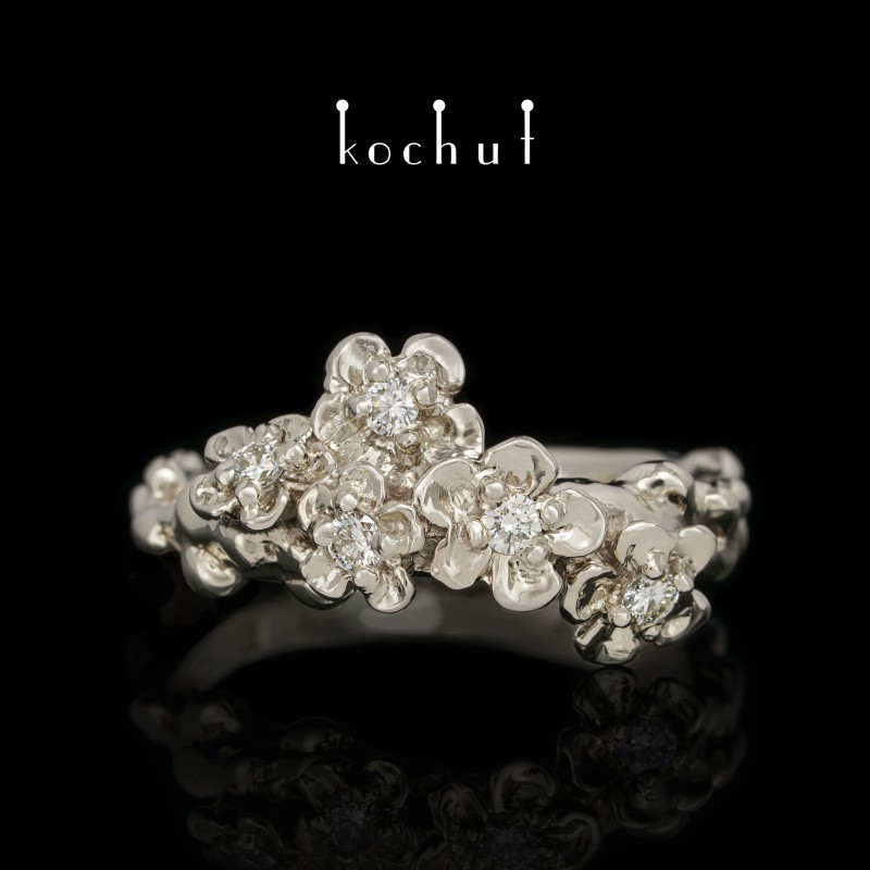 Flower Tiara — gold ring with diamonds