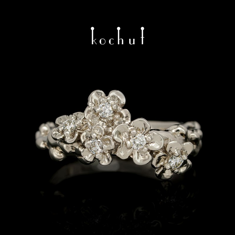 Ring "Flower Tiara". White gold, diamonds
