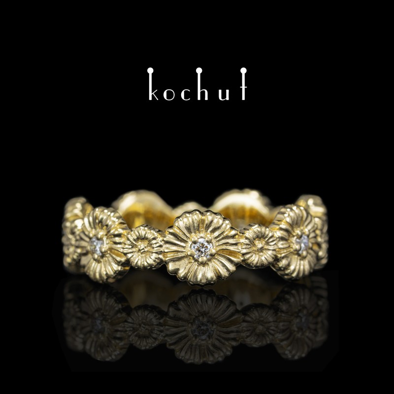 Flowering — ring made of yellow gold with diamonds