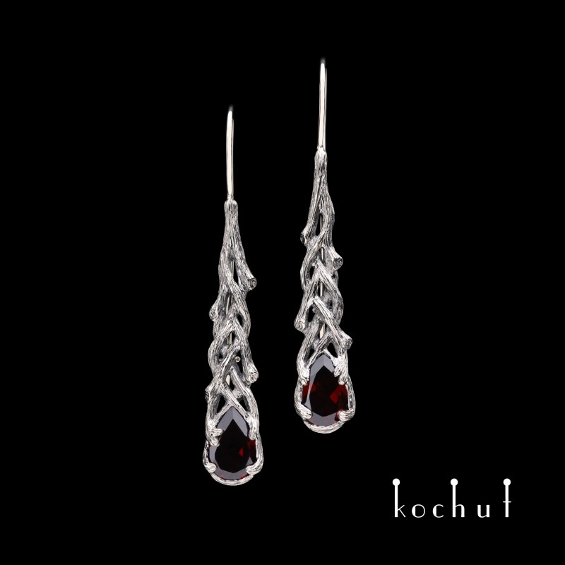 Galadriel — earrings made of white gold with garnets covered with black rhodium