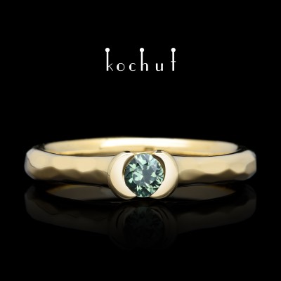 Engagement ring «Absolute». Yellow 18K gold, green sapphire