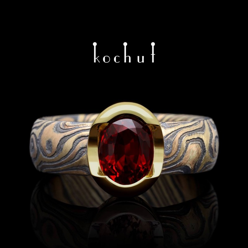 Каблучка мокуме «Софора». Червоне та жовте золото, травлене срібло, оксидування, гранат