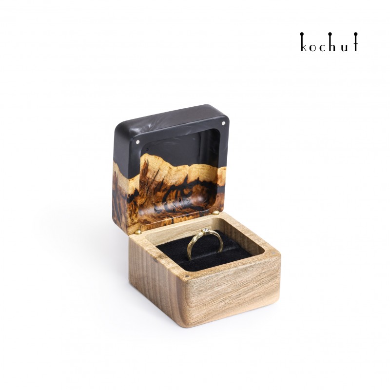 Jewerly box «Quadrum». Walnut, olive, black epoxy resin