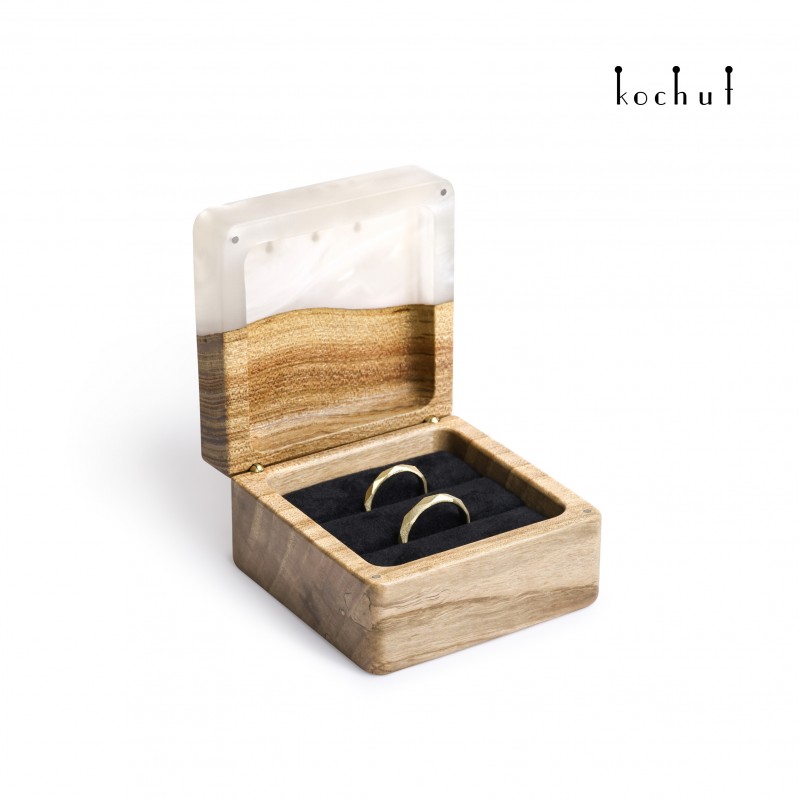 Jewerly box «Quadrum». Walnut, olive, platinum epoxy resin