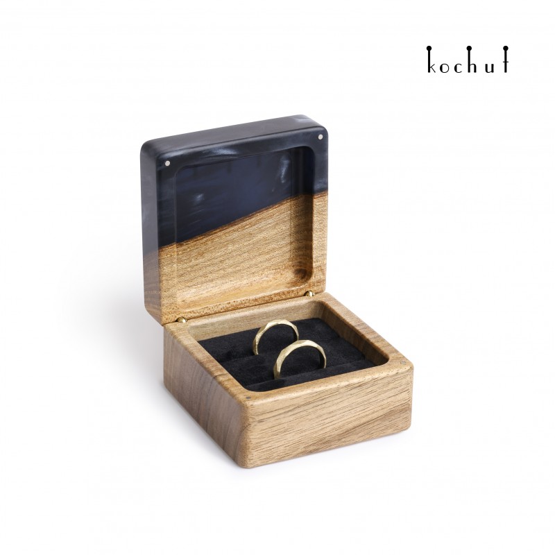 Jewerly box «Quadrum». Walnut, olive, black epoxy resin