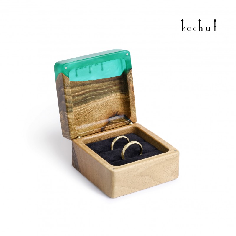 Jewelry box «Quadrum». Walnut, olive, green epoxy resin
