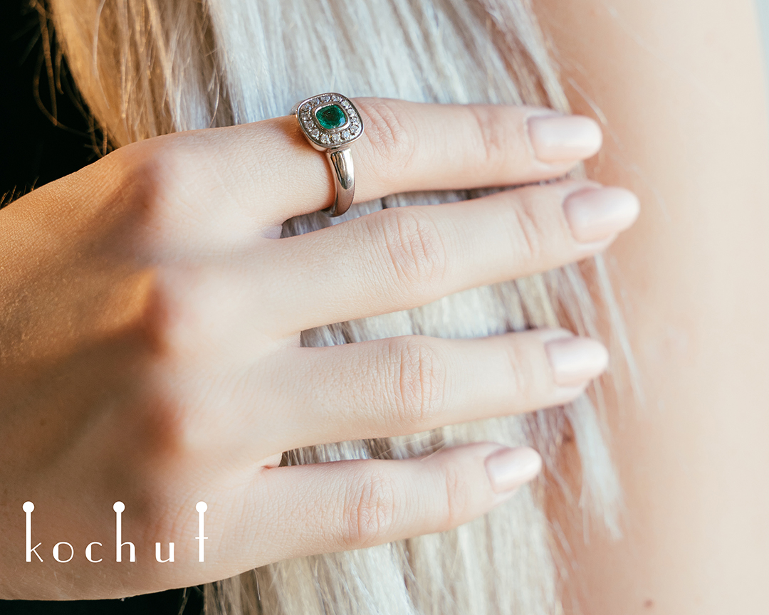 Handcrafted ring with emerald